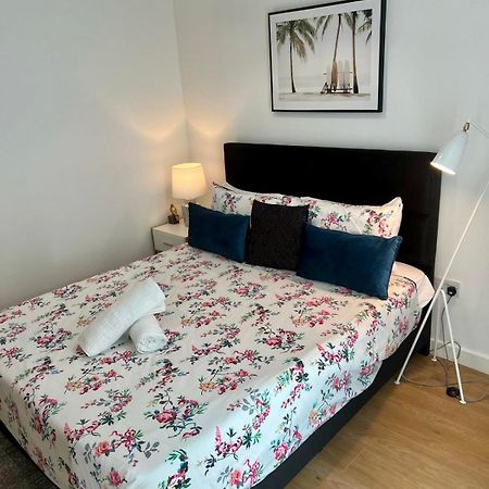 Spacious Urban Gem Apartment With Parking 布拉克内尔 外观 照片