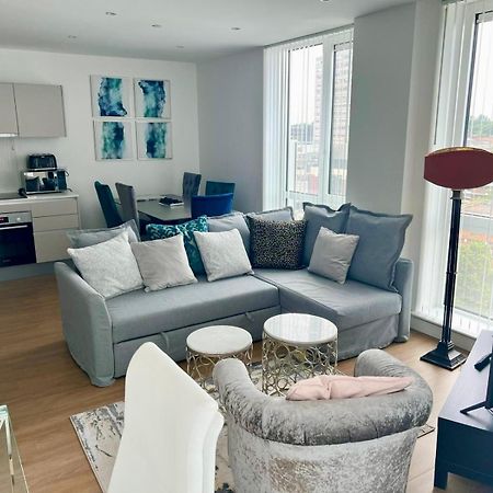 Spacious Urban Gem Apartment With Parking 布拉克内尔 外观 照片