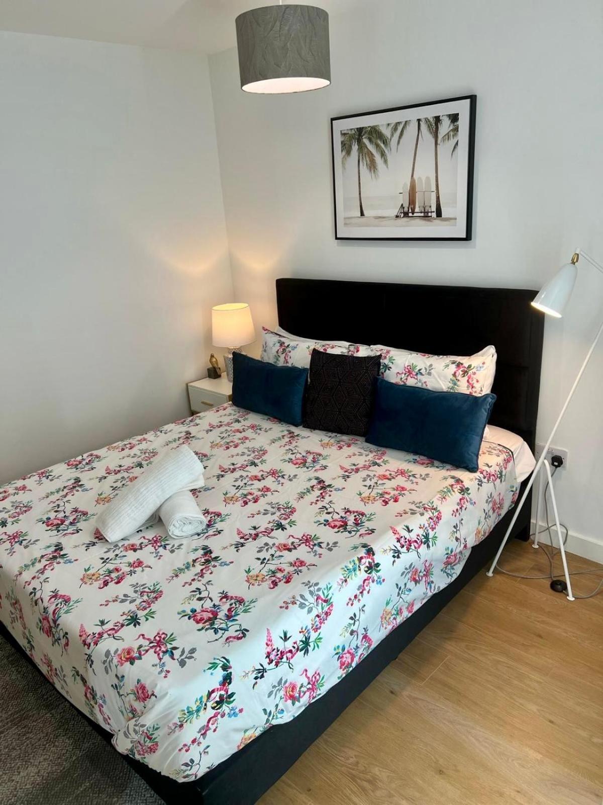 Spacious Urban Gem Apartment With Parking 布拉克内尔 外观 照片