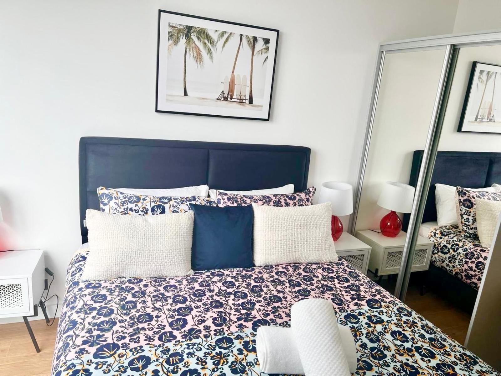 Spacious Urban Gem Apartment With Parking 布拉克内尔 外观 照片