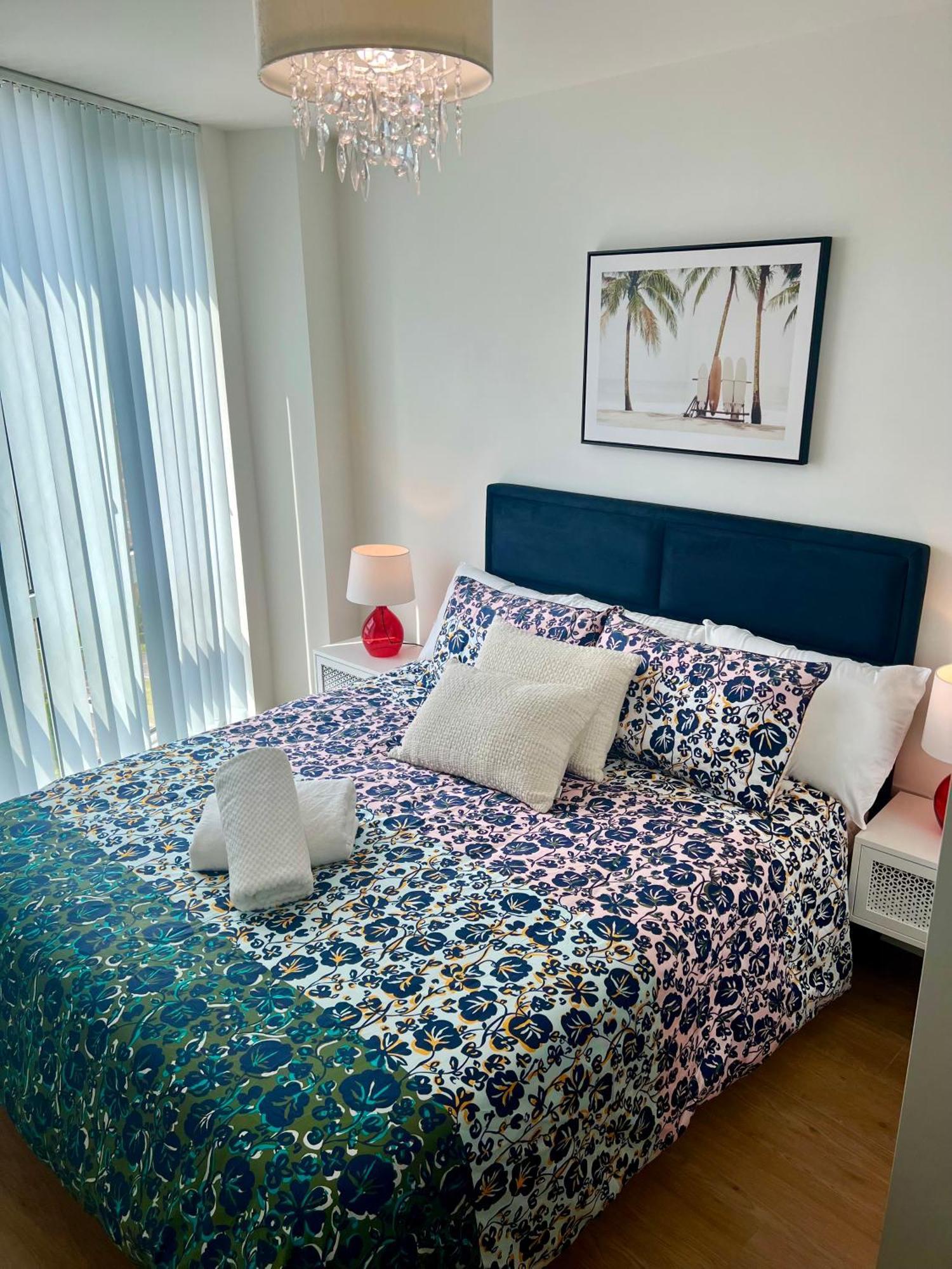 Spacious Urban Gem Apartment With Parking 布拉克内尔 外观 照片