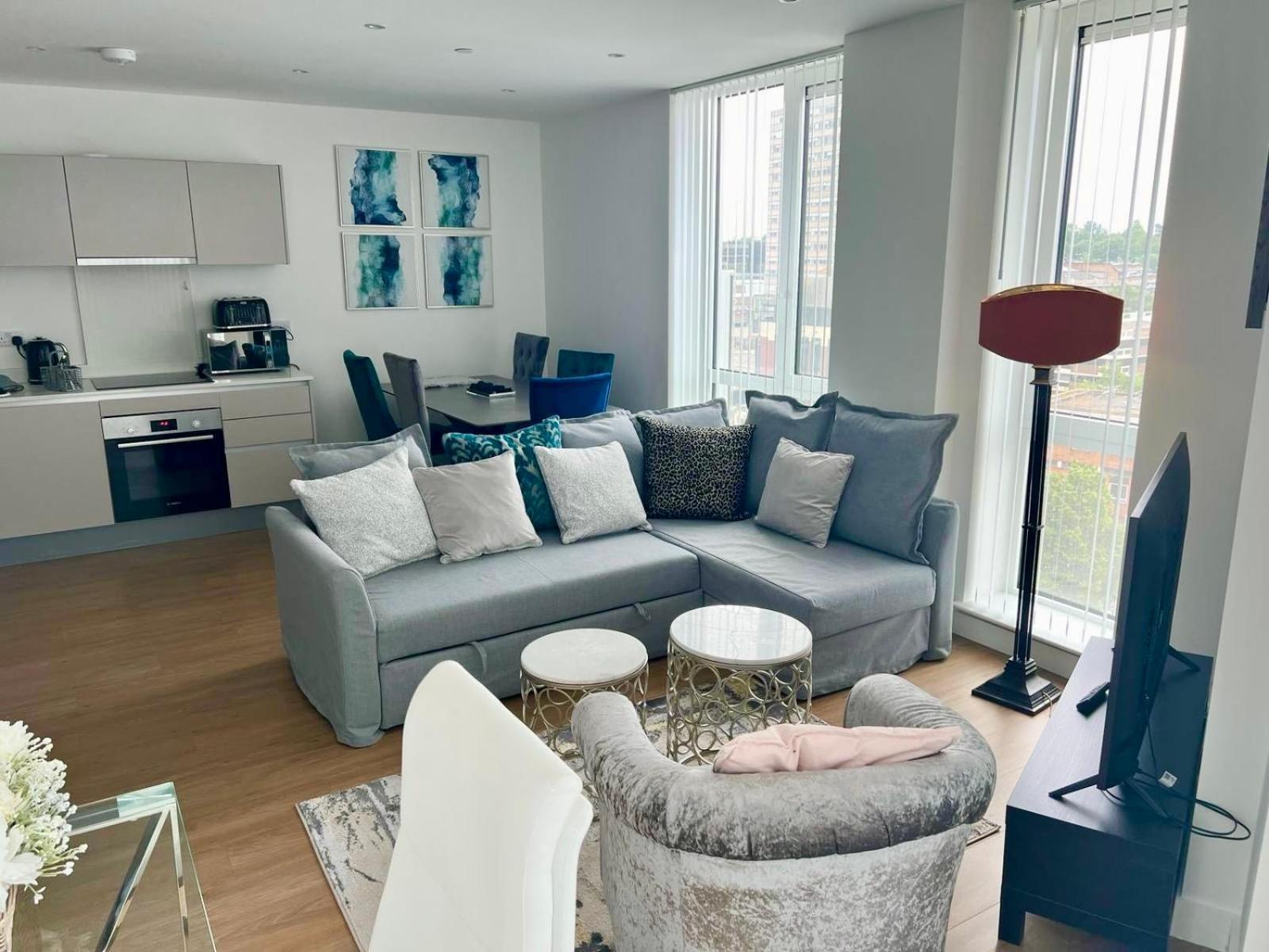 Spacious Urban Gem Apartment With Parking 布拉克内尔 外观 照片